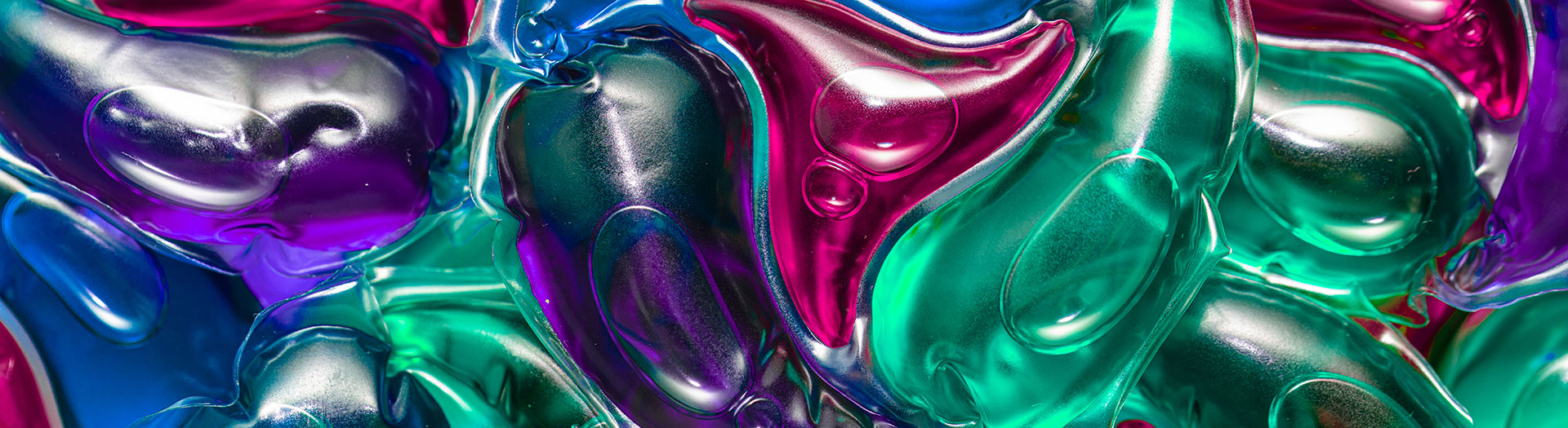 Colourful washing liquid capsules